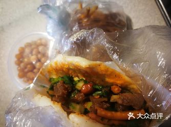 晚上不太饿就叫点小吃外卖，乐山牛肉卡饼里面有蒸牛肉