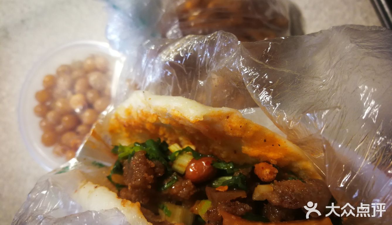 晚上不太饿就叫点小吃外卖,乐山牛肉卡饼里面有蒸牛肉
