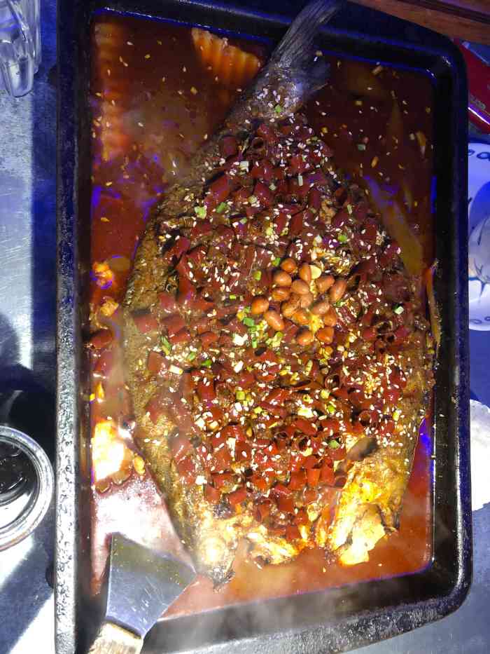 金牌炉鱼(万达店)-"六个人 点了两条鱼 没点其他的 里面加了.