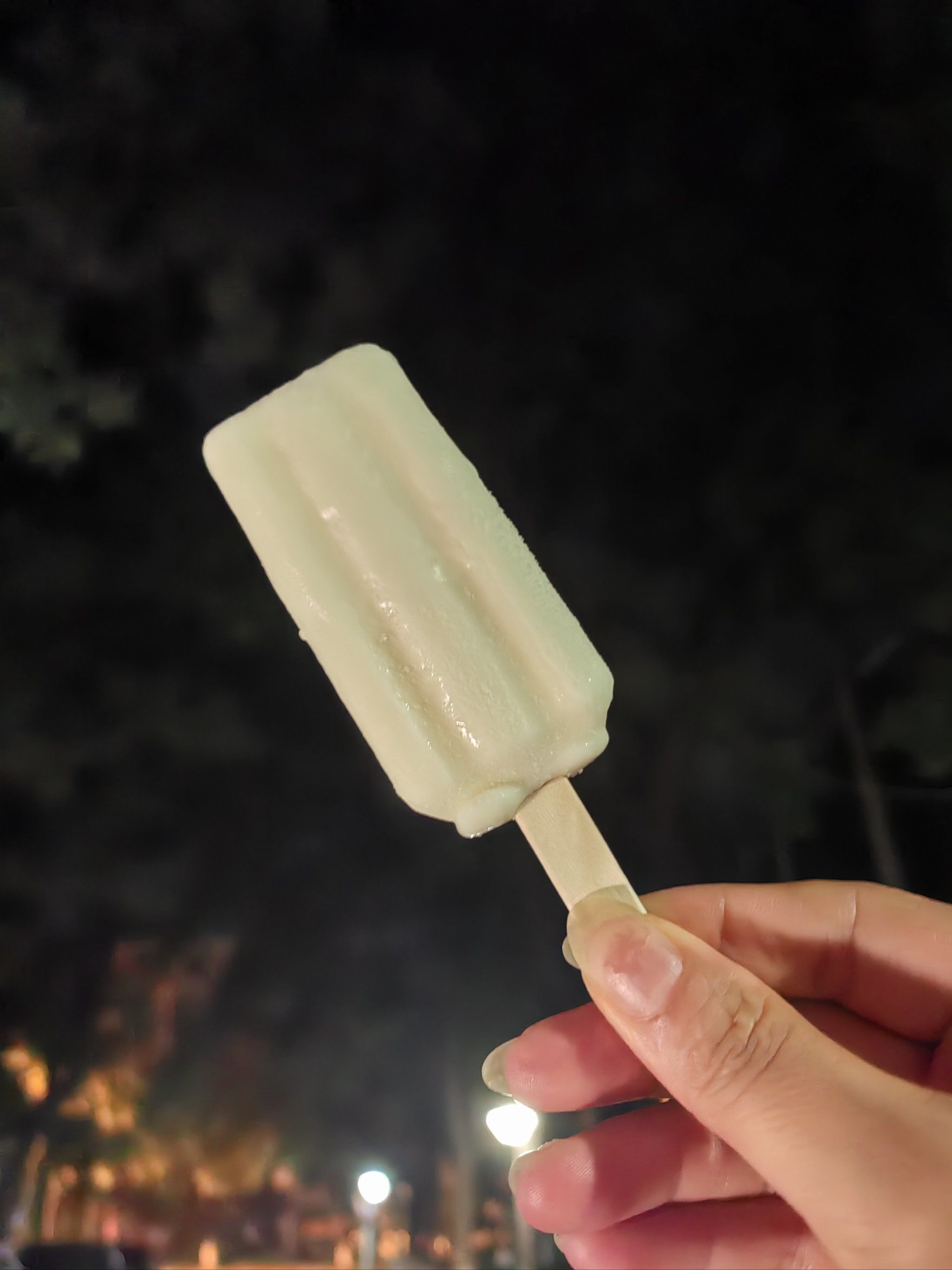 夜光中冒着冷汽的小布丁