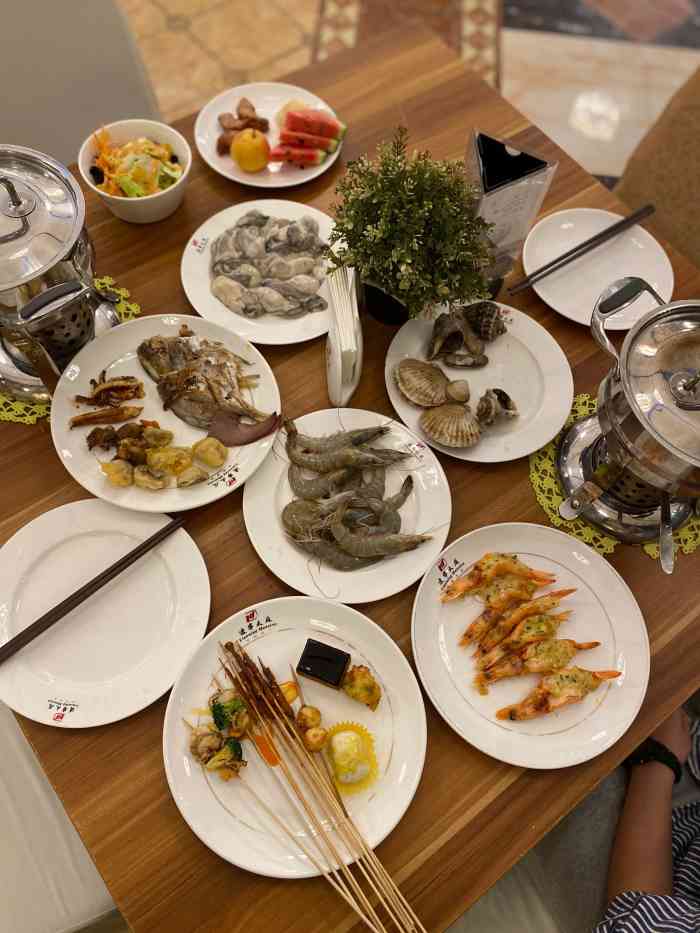 辽宁大厦天然居自助餐-"性价比可以,螃蟹不大但是活且满.海螺很新.