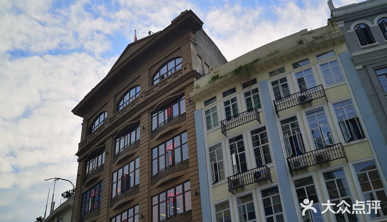 赞记这家店的东西比其他地方贵一些，嗯