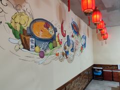 用餐区-果松木炭酸菜铜火锅·外婆参鸡汤