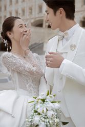 -现代经典婚纱摄影