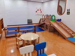 -抱抱熊托育中心(大悦城店)