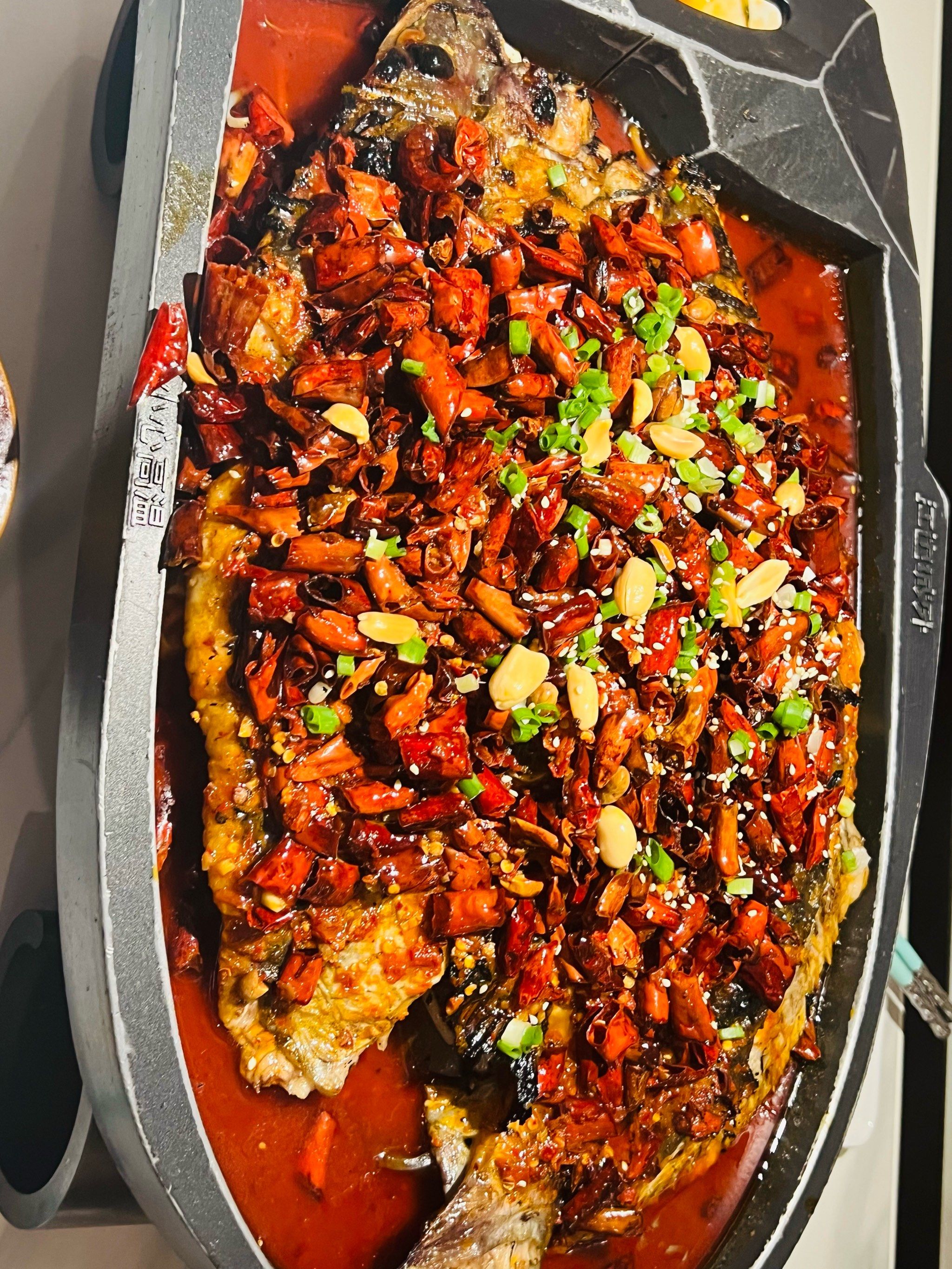 香辣味烤鱼 鲜香热辣外皮焦黄肉质弹嫩红油与绿葱完美结合