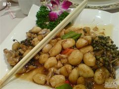 一边是牛蛙一边是蒜头-御花园·粤菜·海鲜火锅(中山公园店)