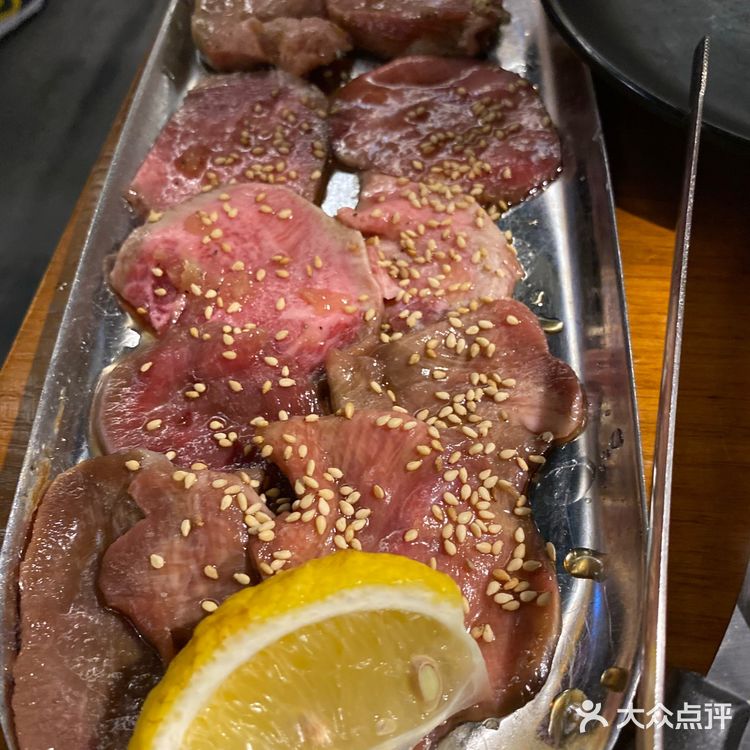 这家烤肉店五点到还要排队一小时，不过值得！