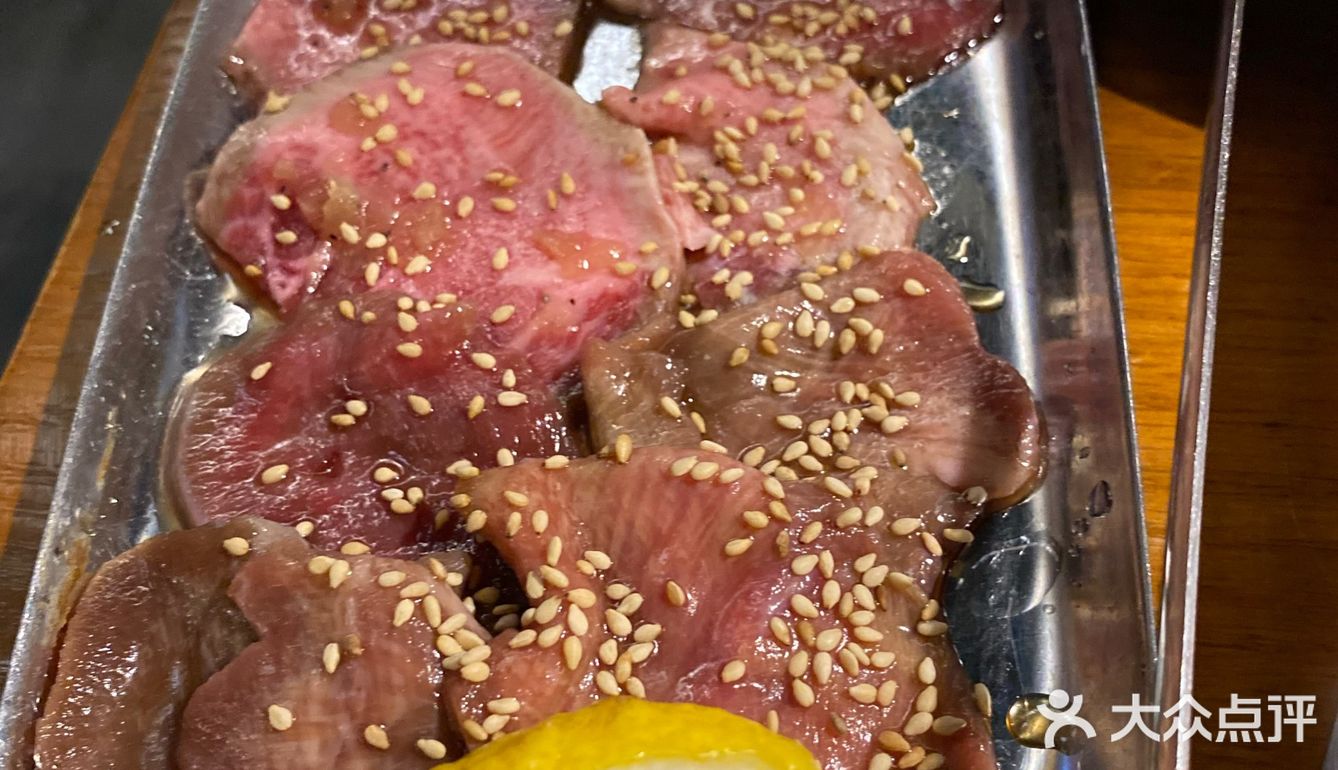 这家烤肉店五点到还要排队一小时，不过值得！