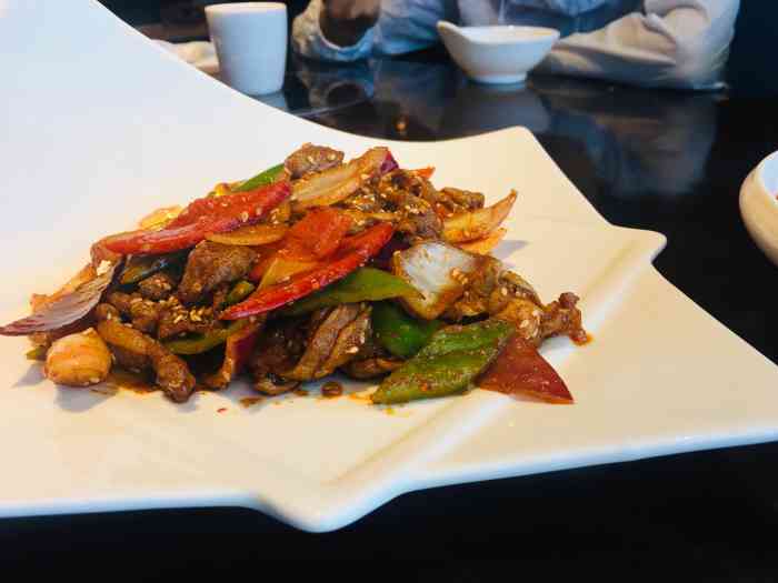 雅君餐饮-"他们家是一个餐饮公司私下的,二楼上中餐,.