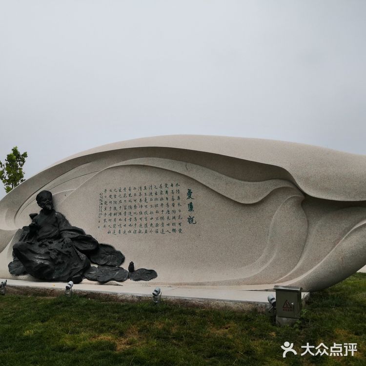 廊坊御龙河公园在廊坊市南端，西昌路两侧沿河公园