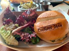 和牛汉堡配蔬菜色拉-Cooking Man(中懋天地店)