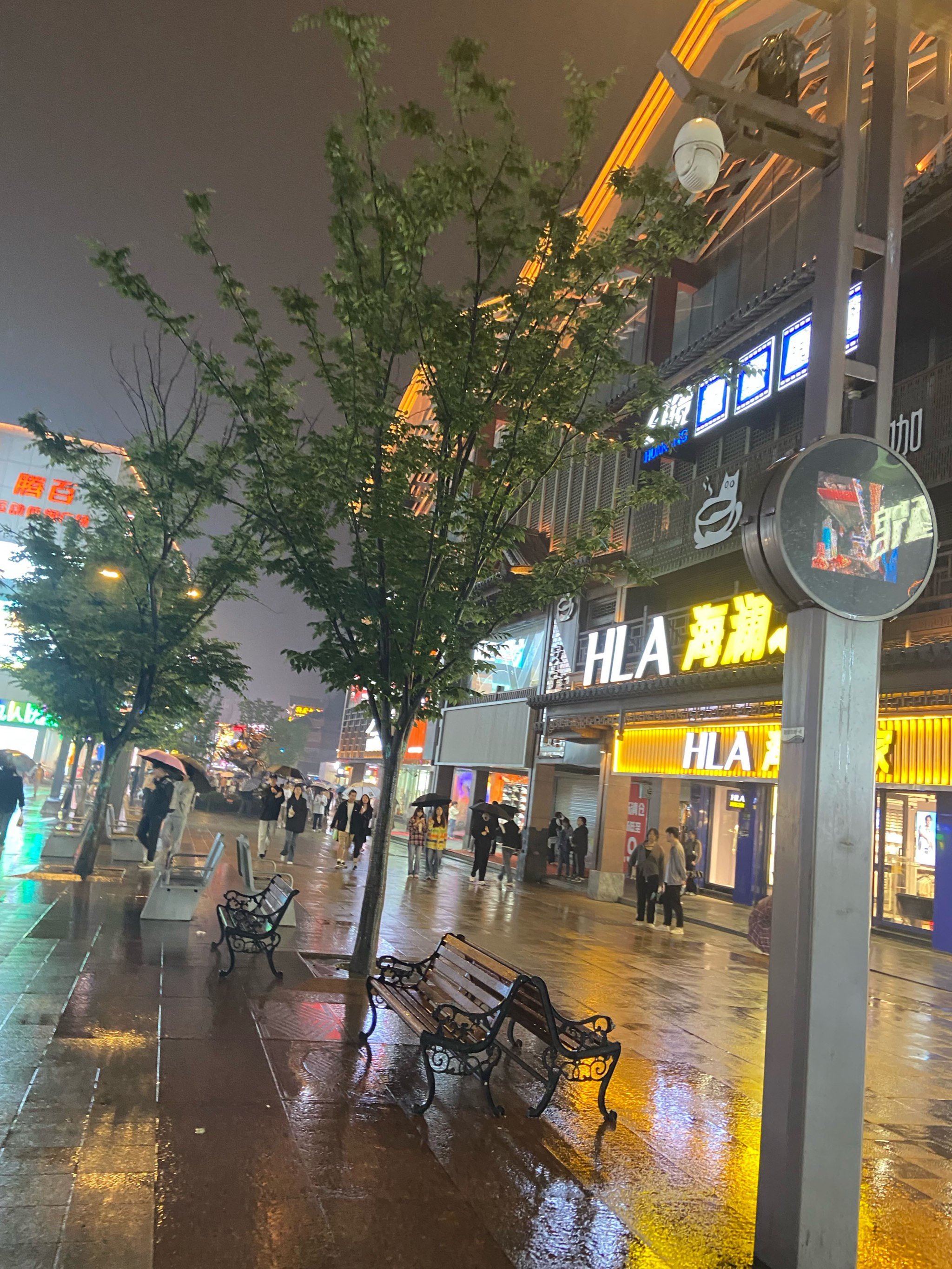 下雨的夜晚 街上图片