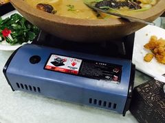 石锅鱼头-红栌温泉山庄生态美食餐厅