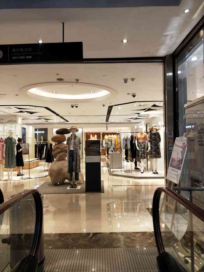 银泰百货(武林店)-"本来就不喜欢人多的地方人挤人,西湖银泰每.