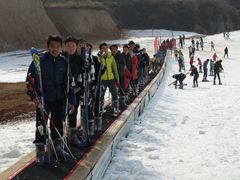 滑雪场魔毯-采薇庄园四季滑雪场