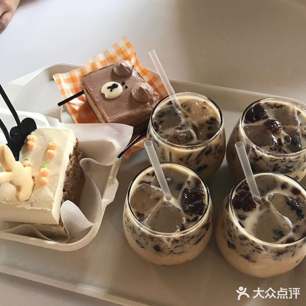 充满岁月斑驳的痕迹，没有电梯