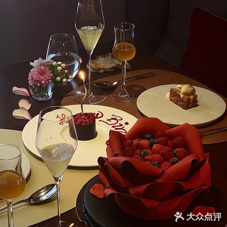 超有氛围感的法式浪漫餐厅 红色富贵花