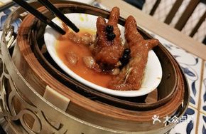 Steamed Chicken Feet in Yellow Sauce
