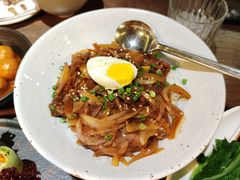 牛肉洋葱盖浇饭-来龙里 精致 东南亚餐室(万象城店)
