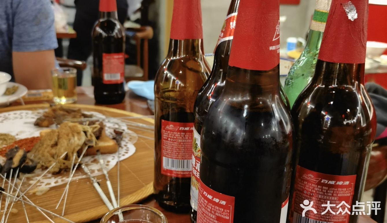 喝啤酒撸烤串小马扎姿势帅