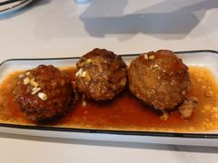 鸭蛋黄狮子头-梅飞酒家(名辉豪庭店)