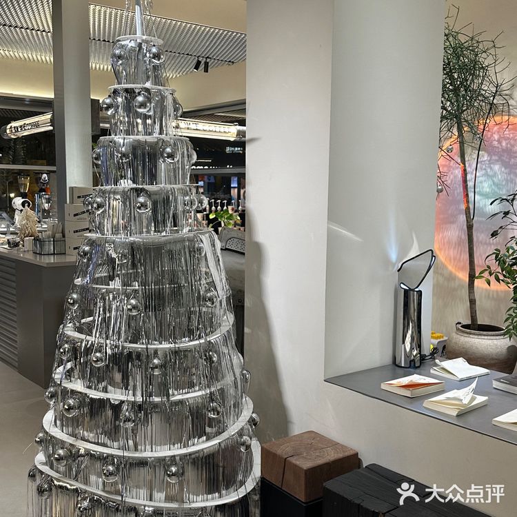 月山自由餐厅 店如其名，是建国设计美学馆里的西餐厅