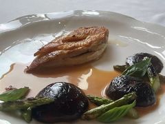 香烤土鸡配芦笋香菇佐巴马臣芝士酱汁-Jean Georges