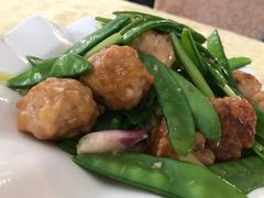 荷兰豆炒墨鱼丸-金辉海鲜餐厅