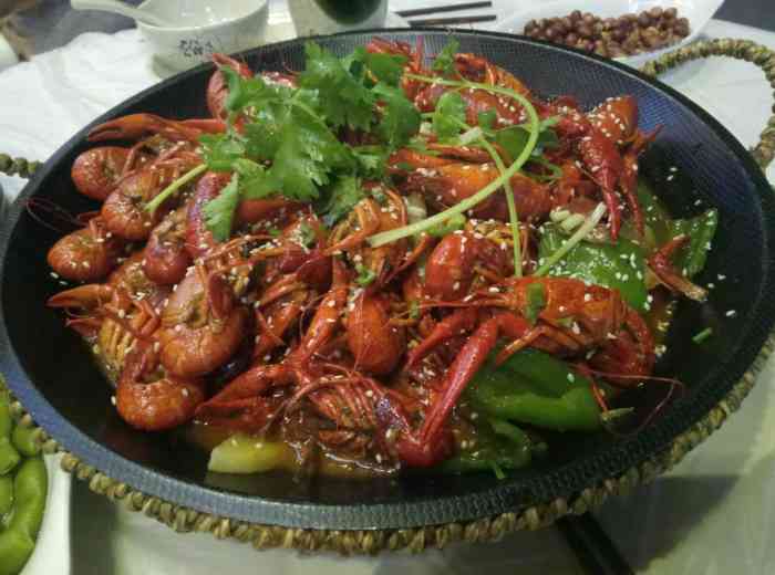 麻雀兄弟私房火锅-"菜不是很新鲜 环境一般 锅底好油好咸.