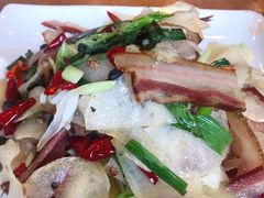 土豆腊肉回锅-石磨豆花家常菜·牦牛排土火锅
