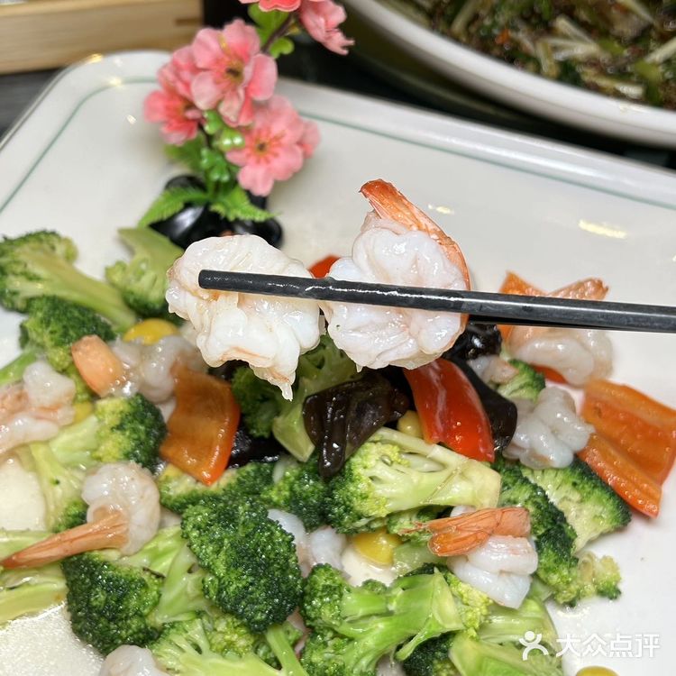 从江湖菜到传统川菜都能找到身影,吃上鲜活美味的菜肴