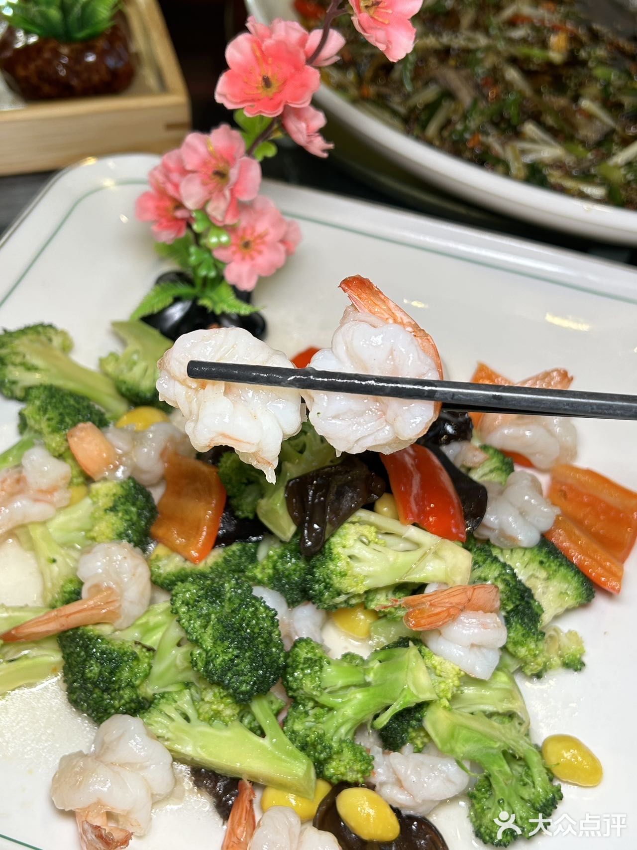 从江湖菜到传统川菜都能找到身影，吃上鲜活美味的菜肴