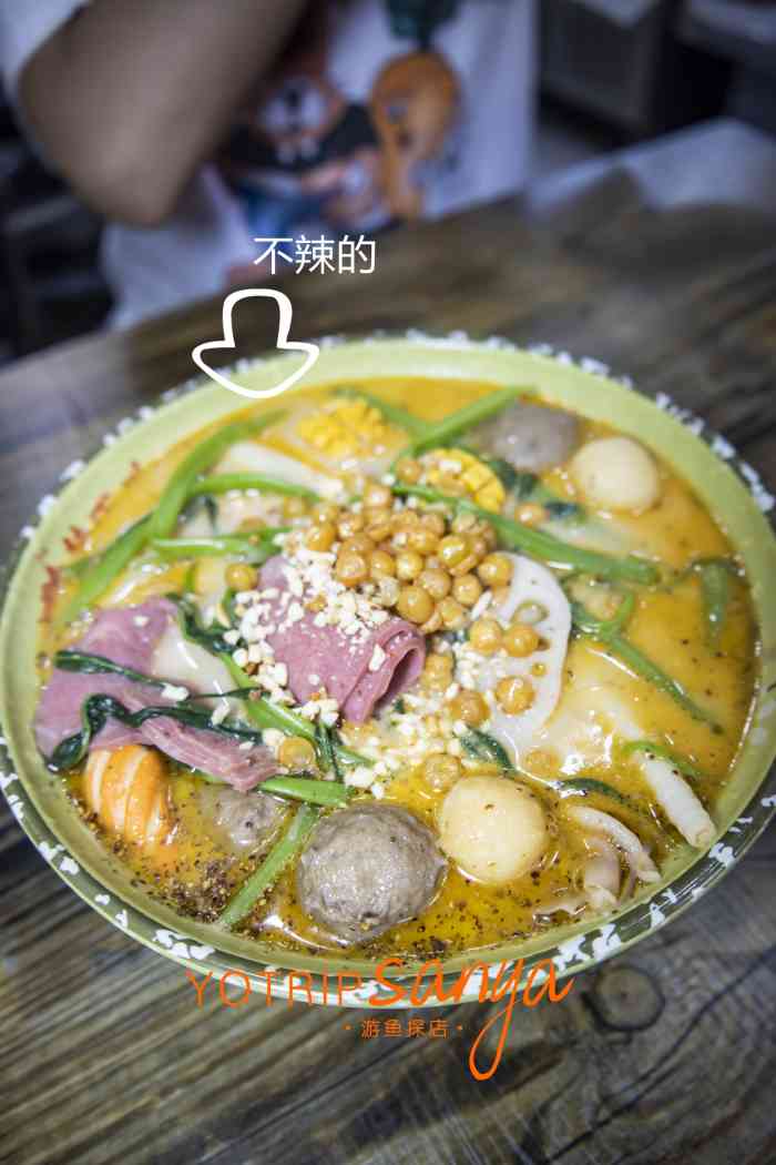 辣百川麻辣烫-"罪过罪过[呲牙]晚上遛弯的时候看见商品街.