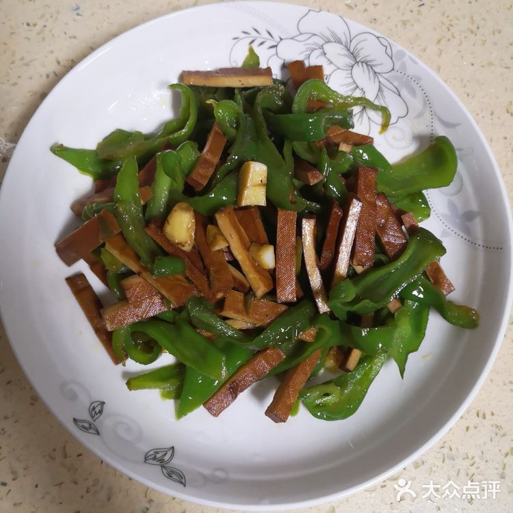 青椒炒香干看起来就特别好吃，自制的更香呢。