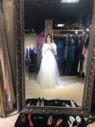 -月月婚纱礼服仓储店(王府井店)