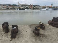 -多瑙河畔鞋履雕塑