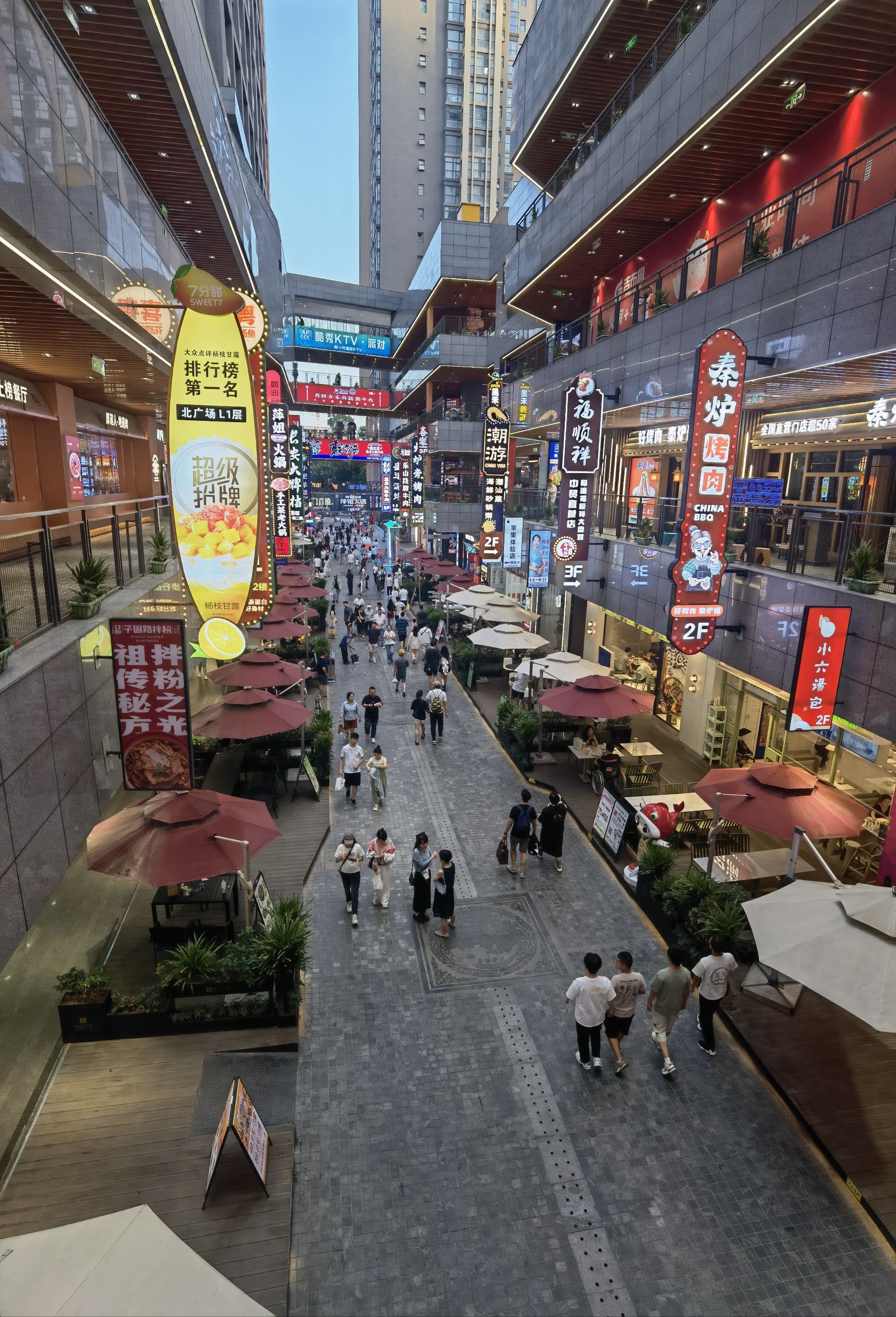 商业街的热闹时光