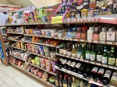 零售区-全家便利店(愚园店)