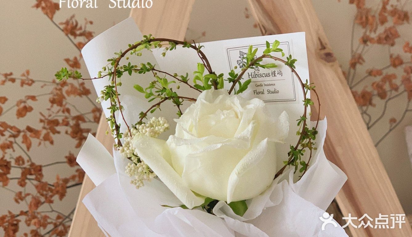 白色情人节的单枝小花束