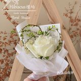 白色情人节的单枝小花束