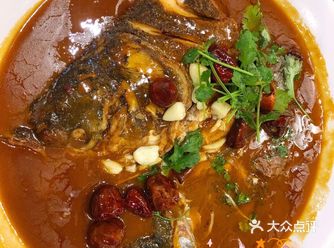 紫驼之峰出翠釜，水精之盘行素鳞;犀箸餍饫久未下