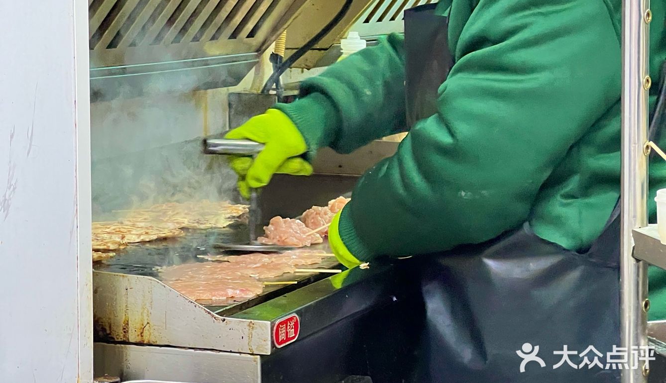 南京街边八点还排队的鸡肉串！这什么现象？