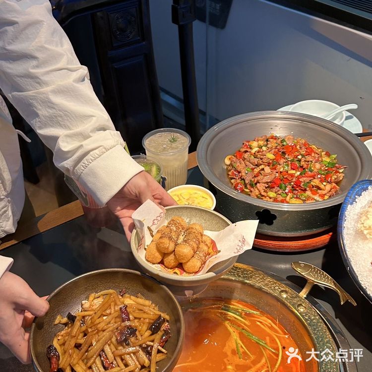 贵阳海豚广场的苗寨酸汤鱼夜景美到尖叫!
