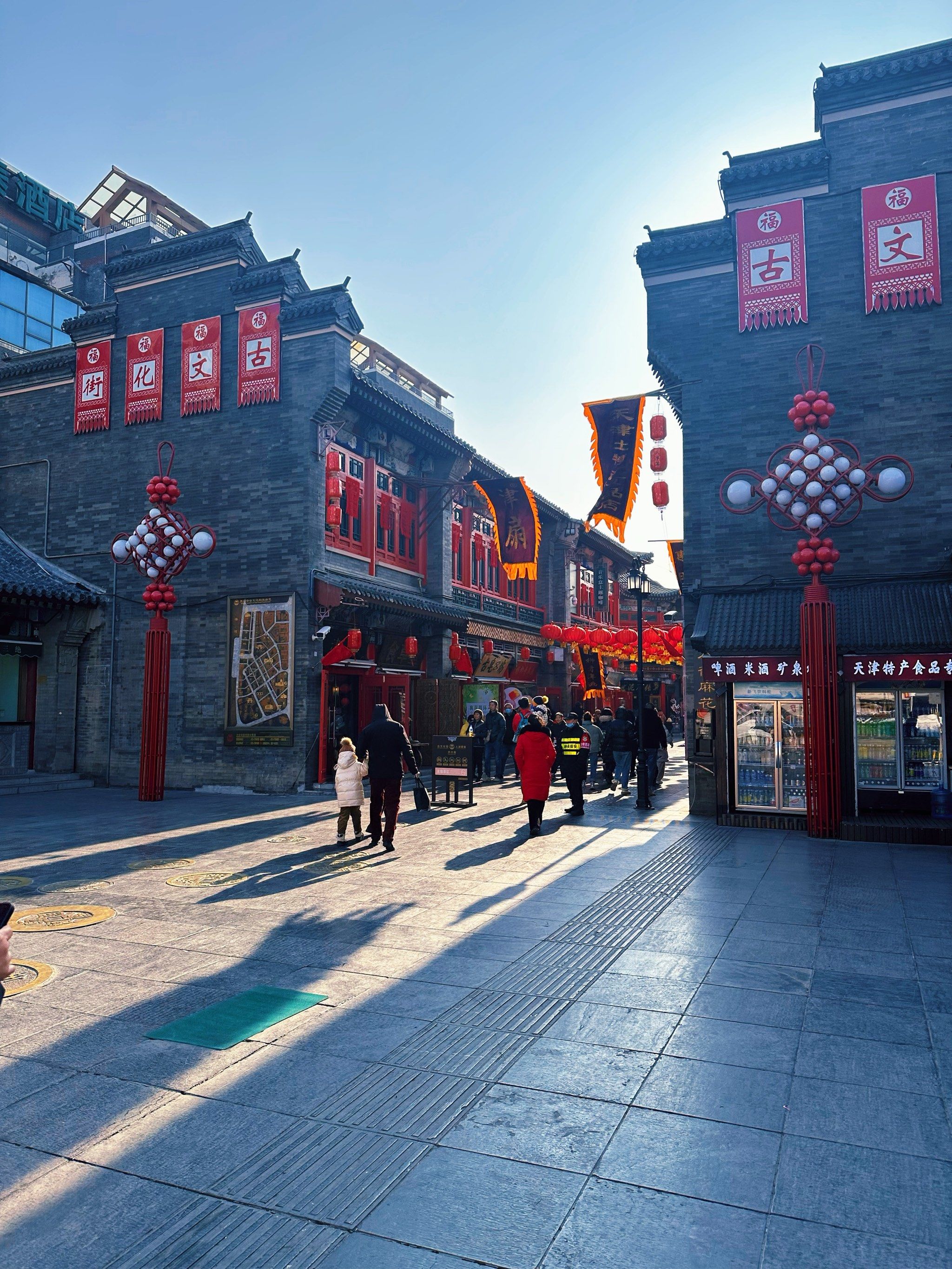 

琳琅满目的杨柳青年画,泥人张,风筝魏…
