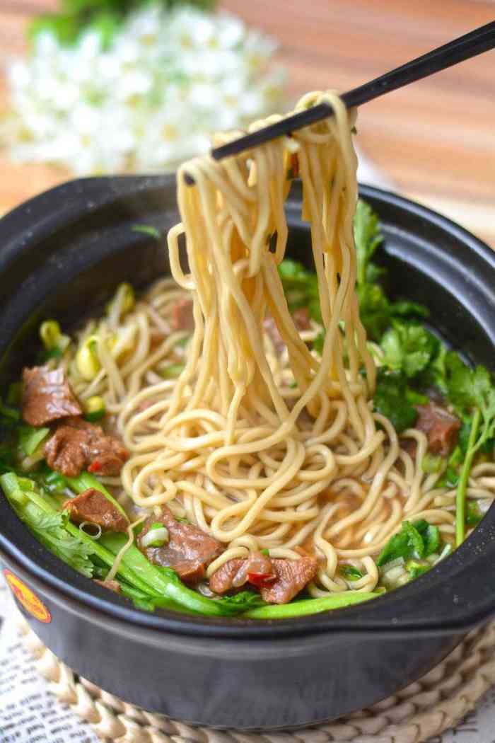 阿荣砂锅面-"面条好吃,是自己做的手工面很有弹性,咸淡.