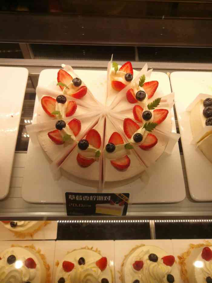 帕瑞斯面包房(开发区店)-"好吃,不错就是有点贵,服务员也挺好的.