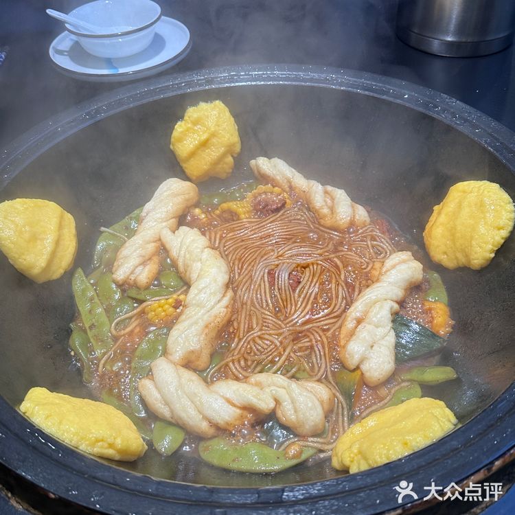 终于来到了东北！吃到了正宗的铁锅炖🤩