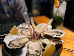 新鲜生蚝搭配柠檬和小洋葱-AZUL by FUEL蓝色·法式酒馆(琶醍店)