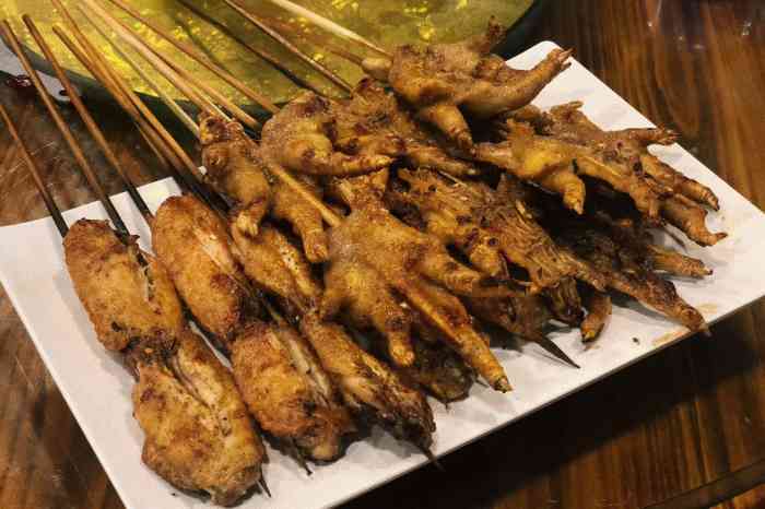 阿亮烧烤大食府(岳峰南路店)-"[薄荷]环境:大排档的环境,阿亮这家店.